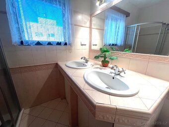 Nabízíme Vám ke koupi větší pohodlný rodinný dům s garáží, z