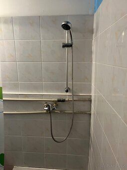 Chata má číslo popisné. (Lhota 432), 30 m2, a stojí na vlast