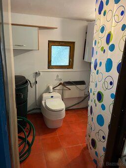 Chata má číslo popisné. (Lhota 432), 30 m2, a stojí na vlast