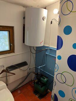 Chata má číslo popisné. (Lhota 432), 30 m2, a stojí na vlast