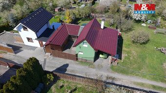Nabízíme k prodeji krásnou, pečlivě udržovanou chatu v klidn