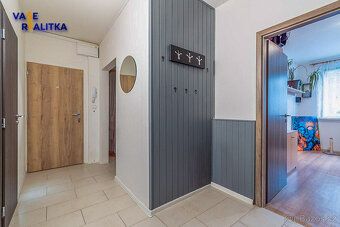 Продається простора квартира площею 4+1 у приватній власності, розташована на першому поверсі…