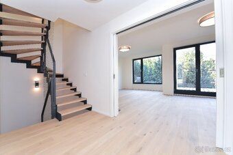 Novostavba ŘRD 7+kk + terasa + balkon + garáž a parkovací st