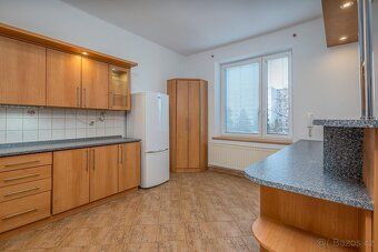 Nabízím k pronájmu prostorný cihlový byt o dispozici 2+kk a 
