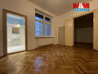 Nabízíme k pronájmu světlý a prostorný byt o dispozici 4+1 a