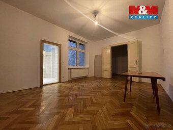 Nabízíme k pronájmu světlý a prostorný byt o dispozici 4+1 a