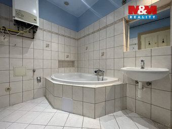 Nabízíme k pronájmu světlý a prostorný byt o dispozici 4+1 a