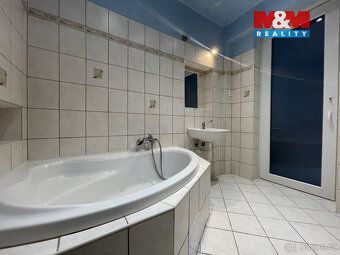Nabízíme k pronájmu světlý a prostorný byt o dispozici 4+1 a
