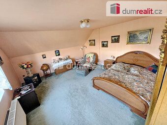 The realtor's fee is NOT included in the price!!!