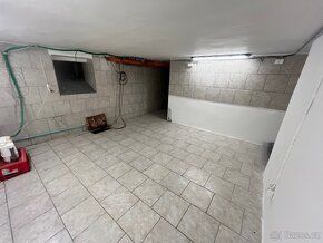 Rent commercial production space and offices on the first floor.
