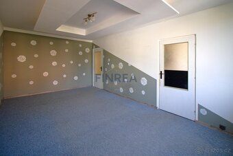 We offer for sale a sunny and spacious apartment in cooperative ownership with glazed loggia…