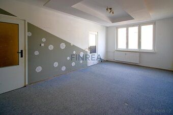 We offer for sale a sunny and spacious apartment in cooperative ownership with glazed loggia…