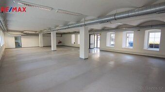 We offer for rent modern storage/commercial space of size 239.38 m² with excellent…