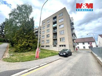 Nabízíme k pronájmu prostorný byt 2+1, o výměře 64 m² s lodž