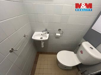 Nabízíme k pronájmu prostorný byt 2+1, o výměře 64 m² s lodž