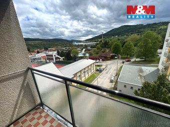 Nabízíme k pronájmu prostorný byt 2+1, o výměře 64 m² s lodž