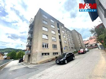 Nabízíme k pronájmu prostorný byt 2+1, o výměře 64 m² s lodž