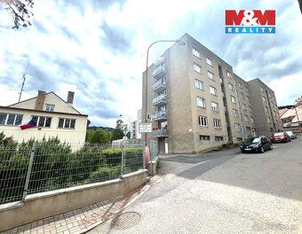 Nabízíme k pronájmu prostorný byt 2+1, o výměře 64 m² s lodž