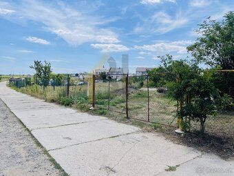 Sale of land plots totaling 2,053 m² with building permit and started construction of garden house