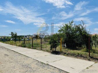Sale of land plots totaling 2,053 m² with building permit and started construction of garden house