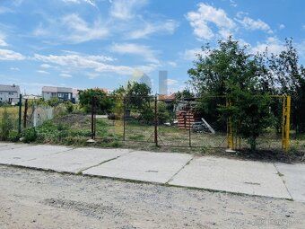 Sale of land plots totaling 2,053 m² with building permit and started construction of garden house