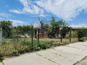 Sale of land plots totaling 2,053 m² with building permit and started construction of garden house