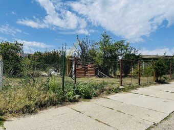 Sale of land plots totaling 2,053 m² with building permit and started construction of garden house