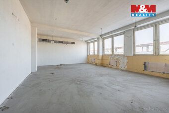 We offer for sale a spacious commercial building in the cadastral area of Dubí near Kladno…