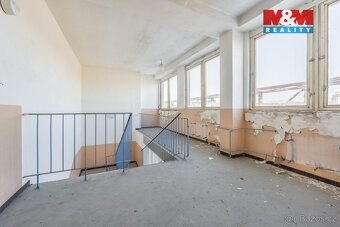 We offer for sale a spacious commercial building in the cadastral area of Dubí near Kladno…