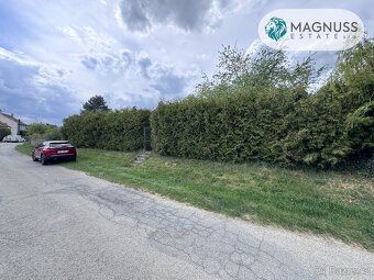 Exclusive offer of land for sale by owner's representation