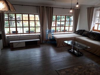 Nabízíme k pronájmu rodinný dům 4+1, nacházející se v malebn