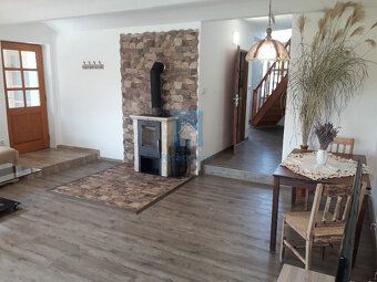 Nabízíme k pronájmu rodinný dům 4+1, nacházející se v malebn