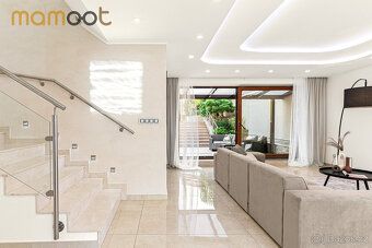Looking for a modern house within walking distance of the square that still offers absolute privacy?