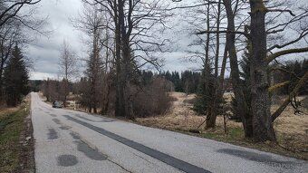 Za Přední Výtoní směrem na Guglwald najdete rozsáhlý pozemek