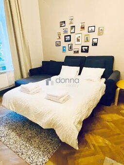 Nabízíme k pronájmu světlý byt 2+kk, plocha 50m2, v 1.patře 