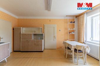 Nabízíme k prodeji samostatně stojící rodinný dům v centru o