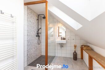 Ev.č. 100205 Tři podkrovní apartmány (celkem 108 m²) v histo