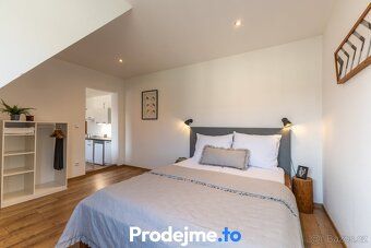 Ev.č. 100205 Tři podkrovní apartmány (celkem 108 m²) v histo