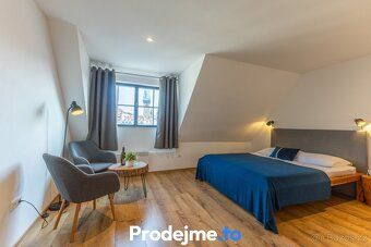 Ev.č. 100205 Tři podkrovní apartmány (celkem 108 m²) v histo
