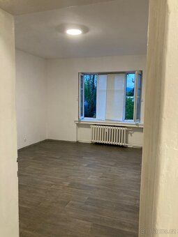 Nabízím k pronájmu prostorný byt 2+1 o výměře 74 m² v ulici 