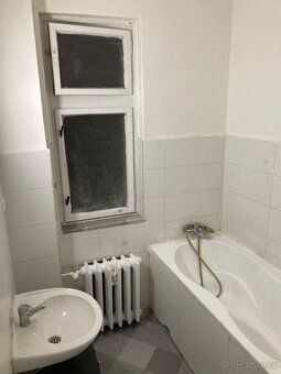 Nabízím k pronájmu prostorný byt 2+1 o výměře 74 m² v ulici 