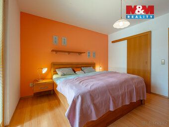 Nabízíme ke koupi útulný nízkopodlažní rodinný dům 4+1 s uži