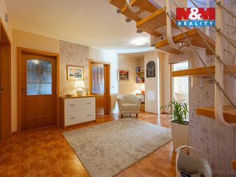 Nabízíme ke koupi útulný nízkopodlažní rodinný dům 4+1 s uži