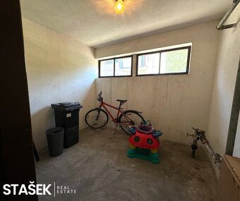 We offer for long-term rent a well-maintained apartment unit