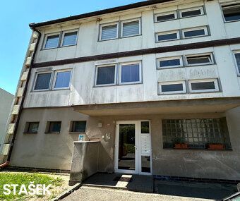 We offer for long-term rent a well-maintained apartment unit