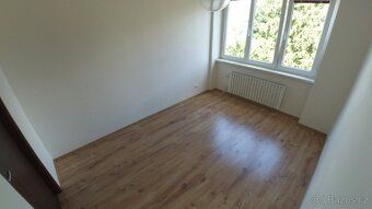 Nabízím k dlouhodobému pronájmu slunný a prostorný byt o dis