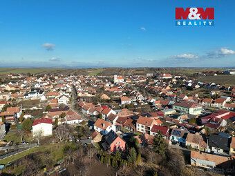 Nabízíme k prodeji polořadový rodinný dům ideální k rekonstr