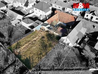 Nabízíme k prodeji polořadový rodinný dům ideální k rekonstr