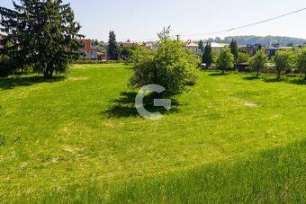 Celková výměra prodávaných parcel činí úctyhodných 2 778 m²,