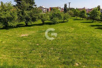 Celková výměra prodávaných parcel činí úctyhodných 2 778 m²,